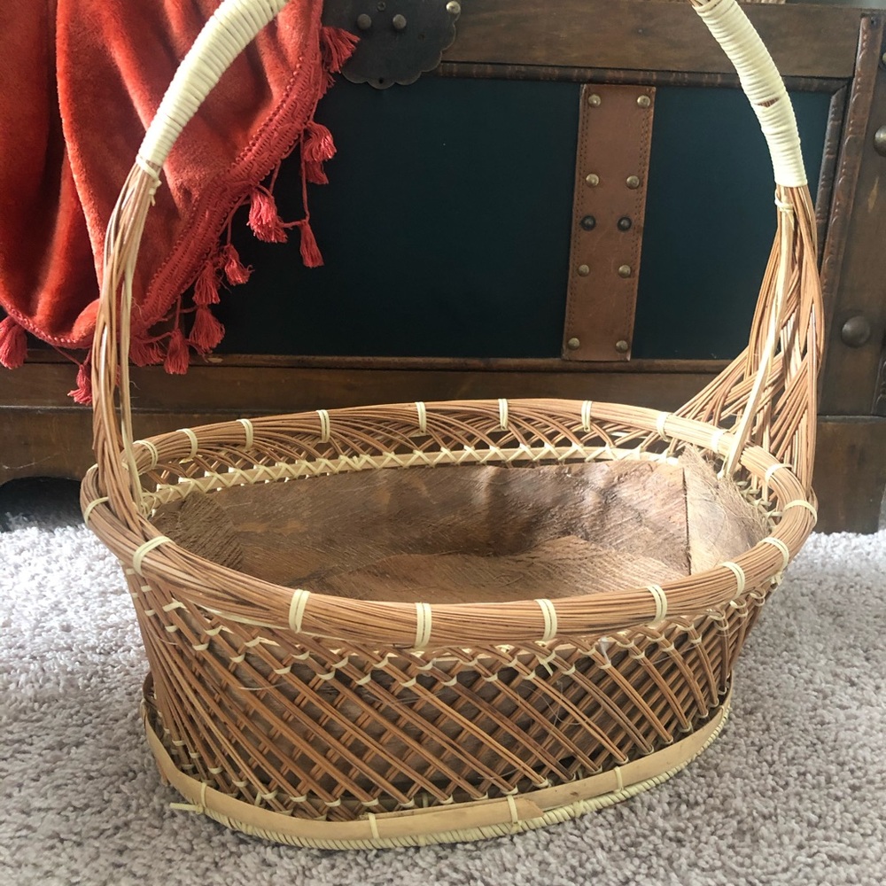 Wicker basket with handle